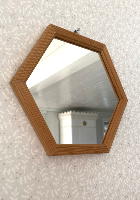 Mindre spegel i hexagonform med träram