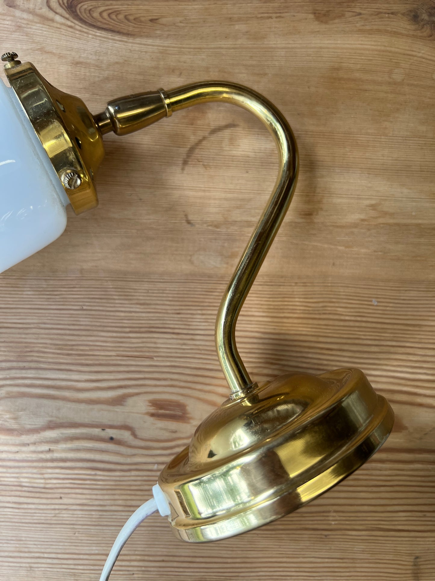 Vägglampa i porslin och mässing med vågad kant