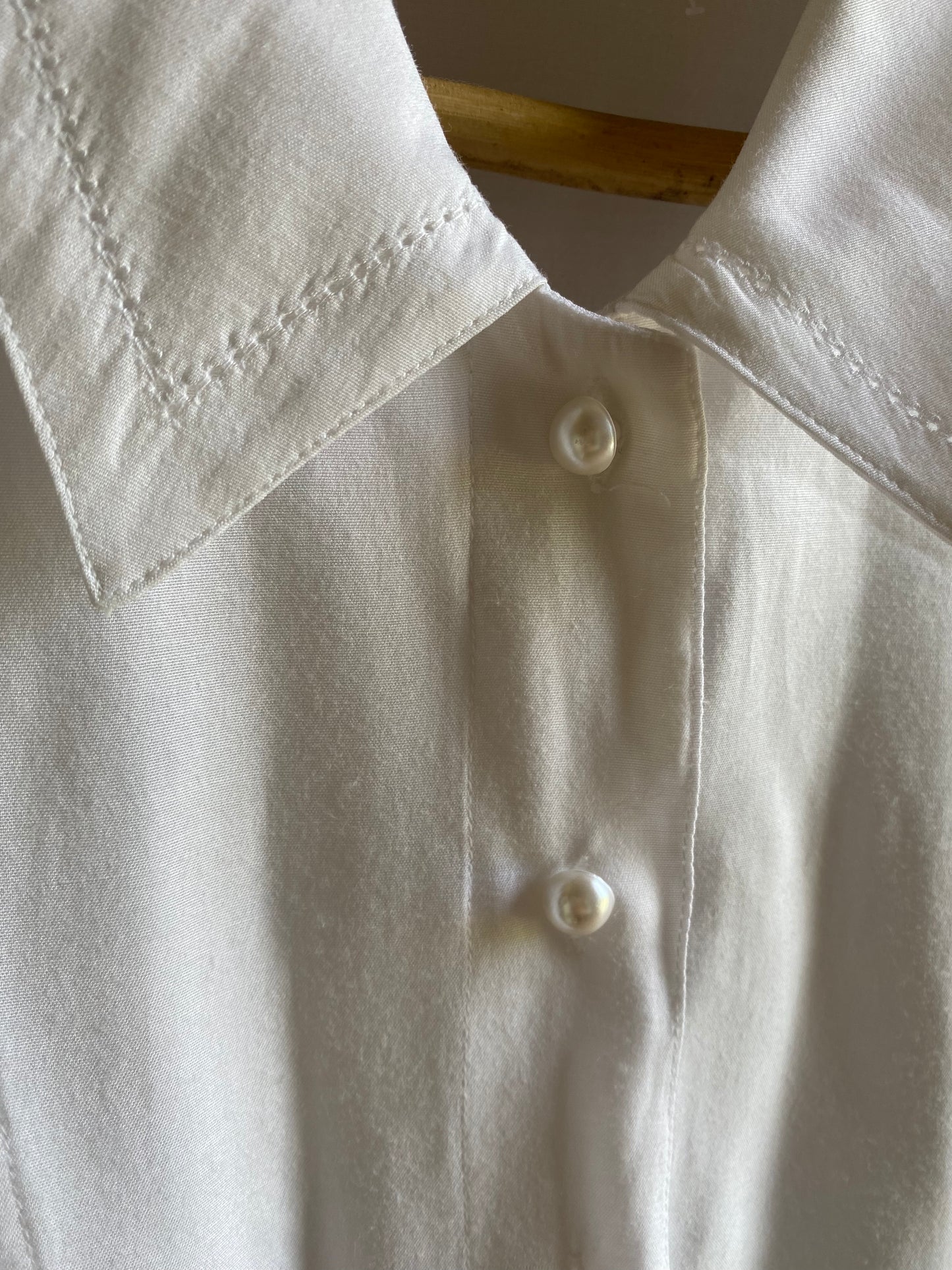 Vit blus med vackra knappar