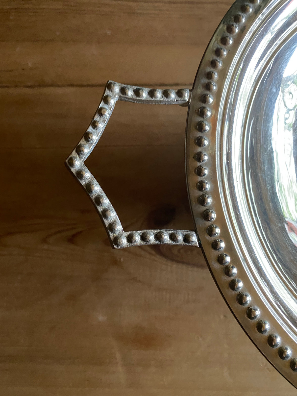 Silverfat på fot med handtag