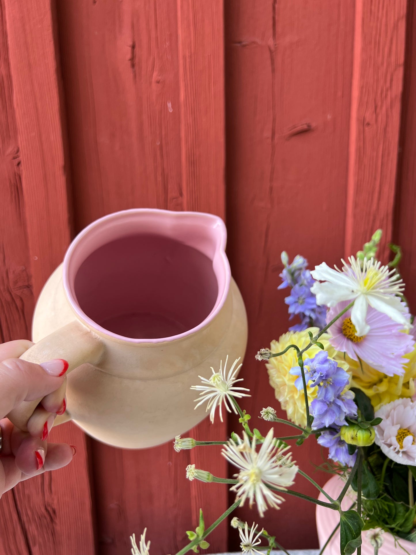 Kanna i beige keramik med rosa insida