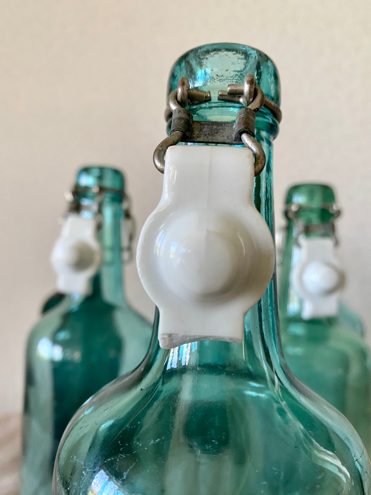 Sex st äldre glasflaskor med porslinskork