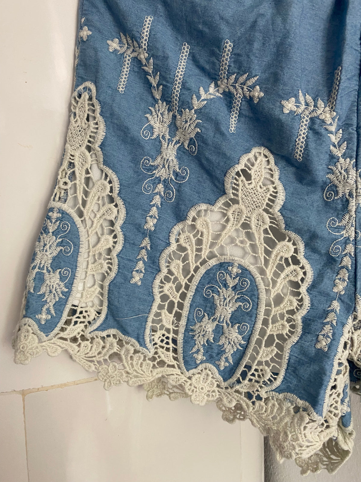Blå tygshorts med spets