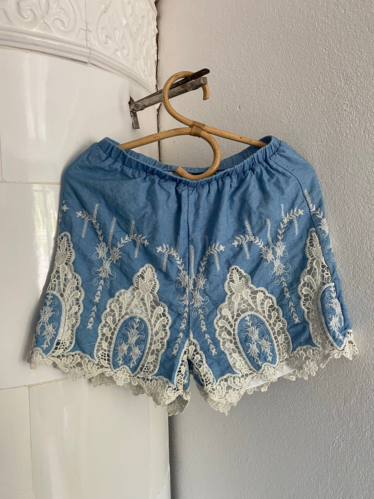Blå tygshorts med spets