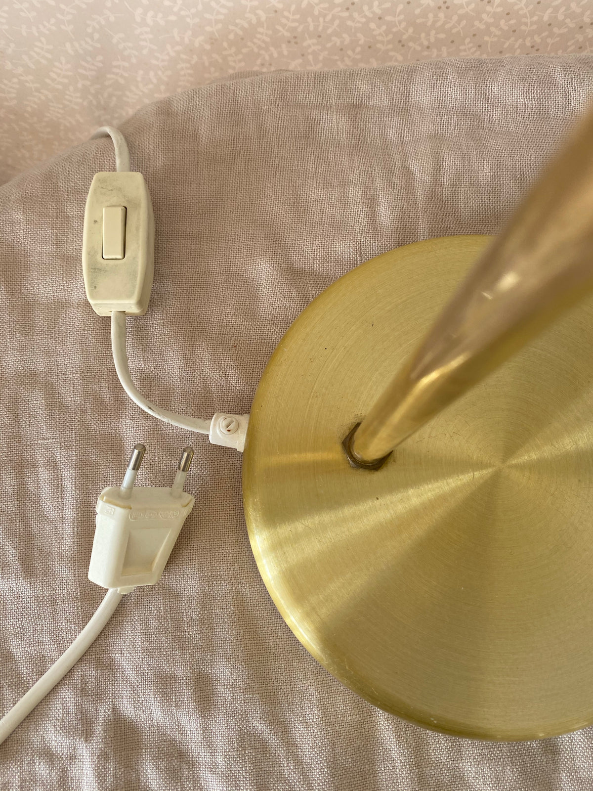 Bordslampa i mässing - fraktas nu!