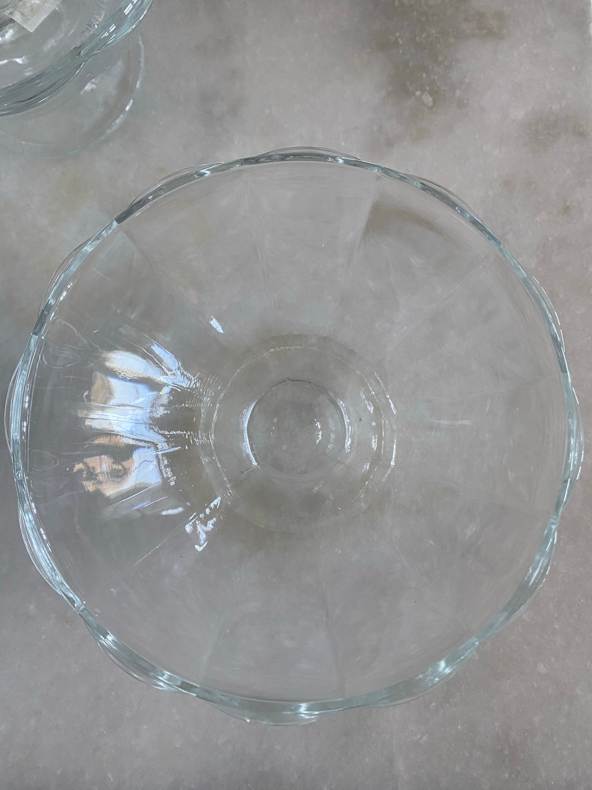 Vågade glasskålar i klarglas