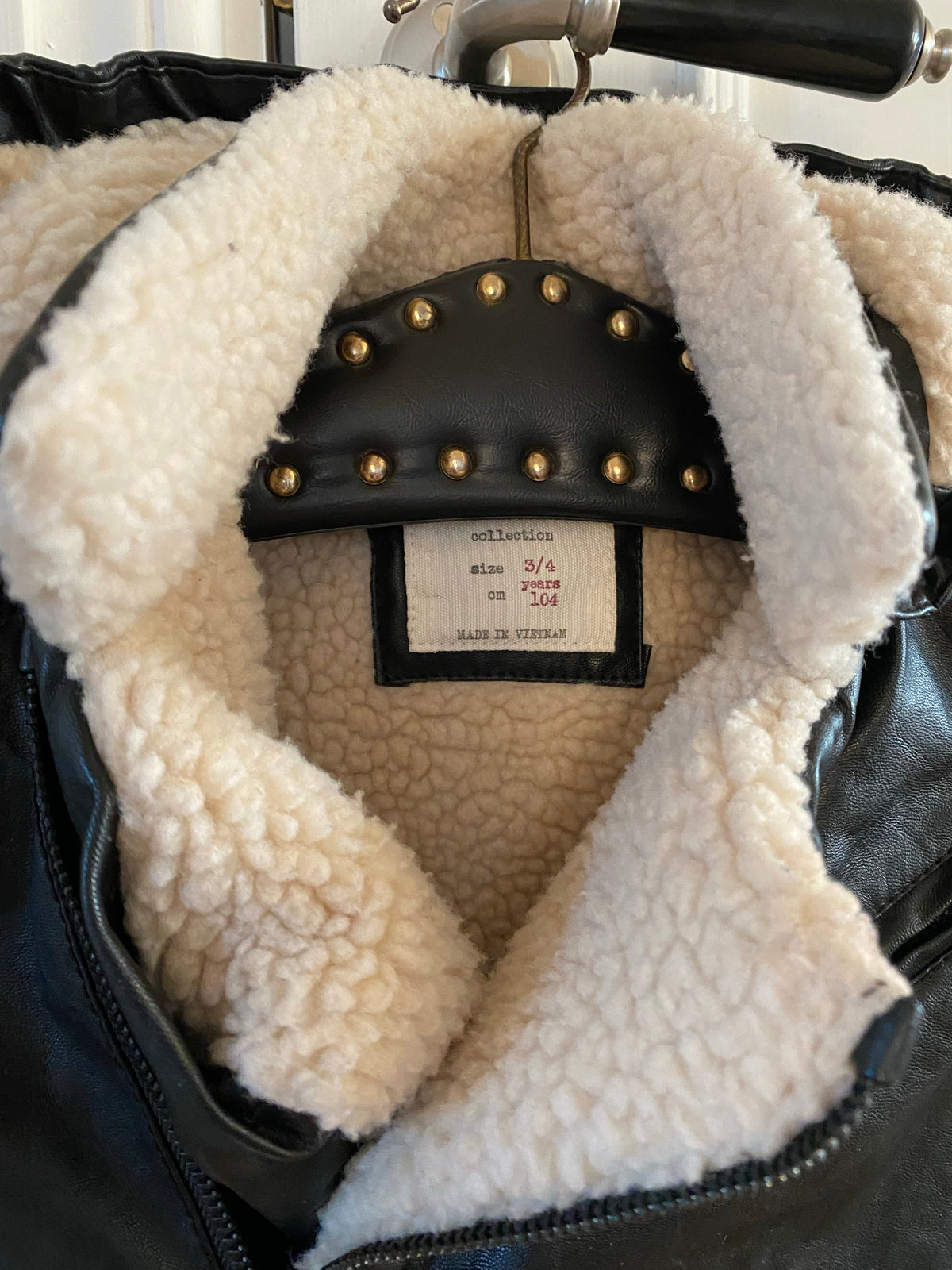 Tuffaste lilla skinnjackan med teddy