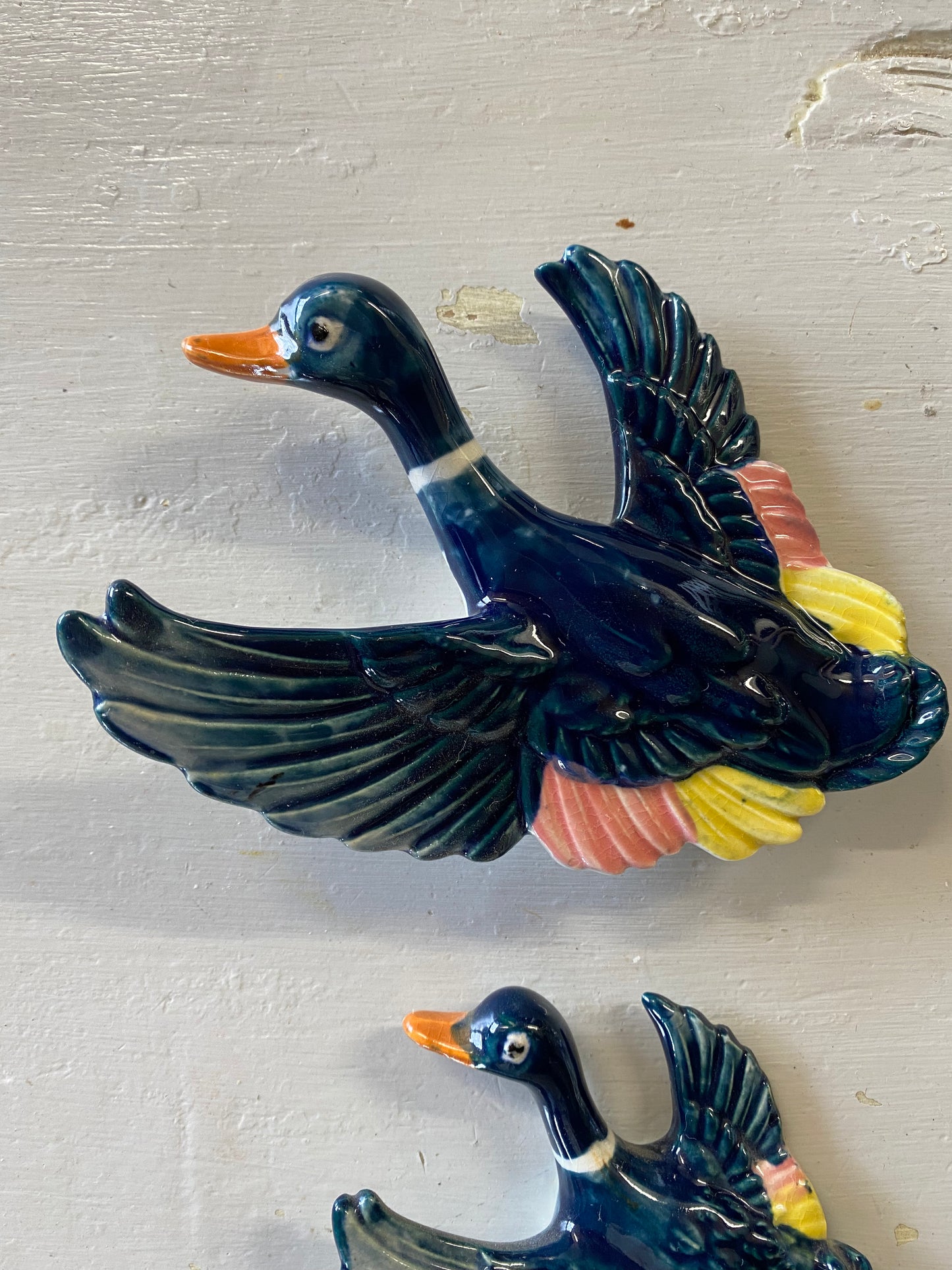 Paret vackra väggfåglar i porslin