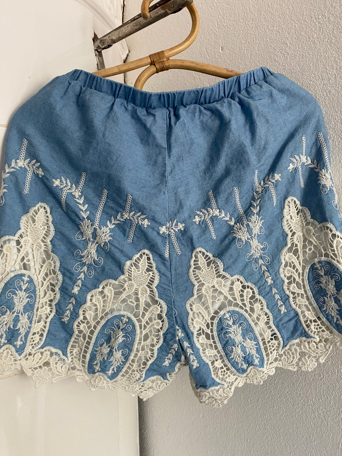 Blå tygshorts med spets