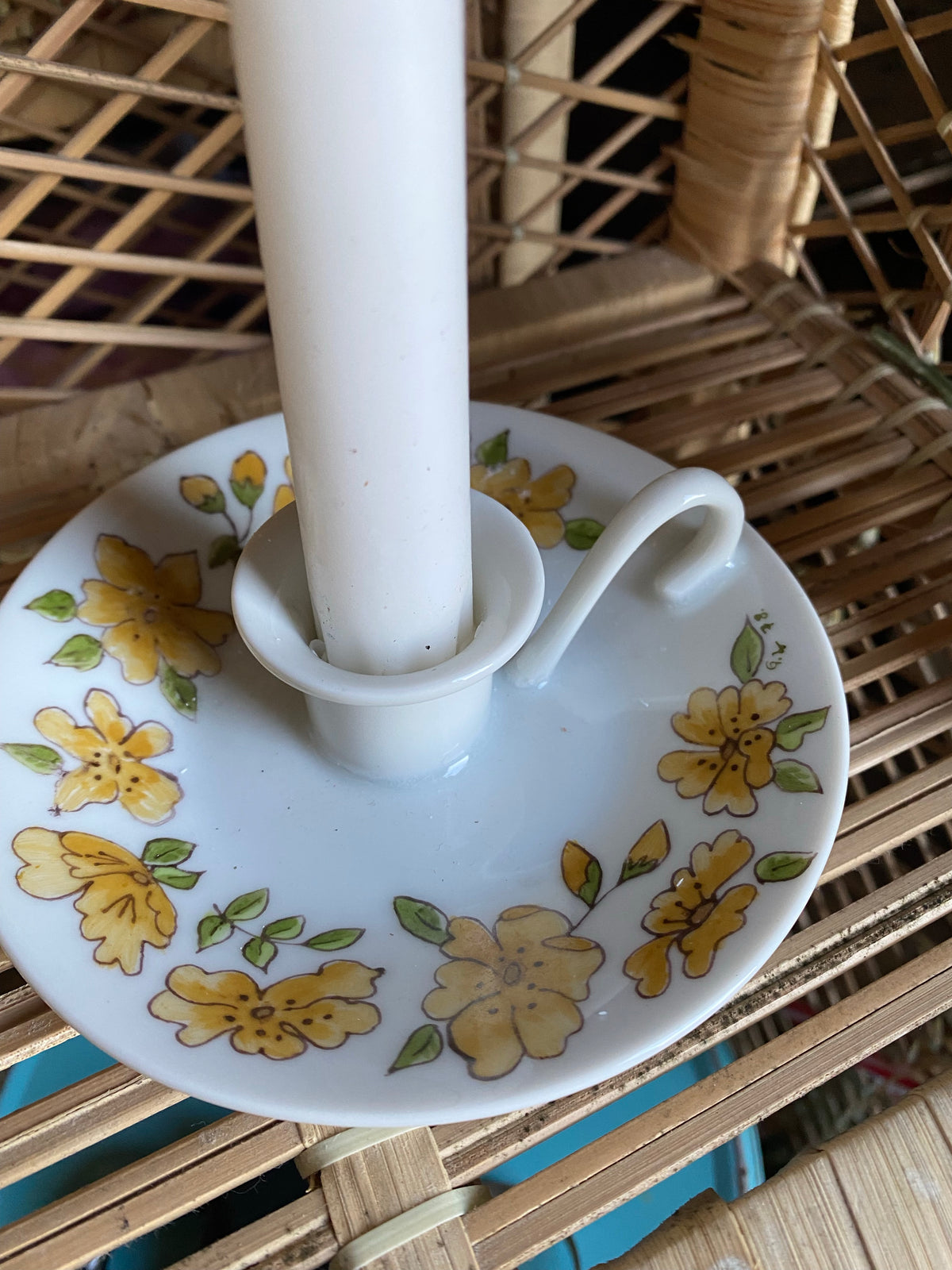 Ljusstake i porslin med blommor och handtag