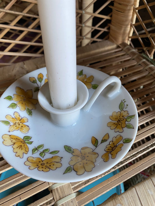 Ljusstake i porslin med blommor och handtag