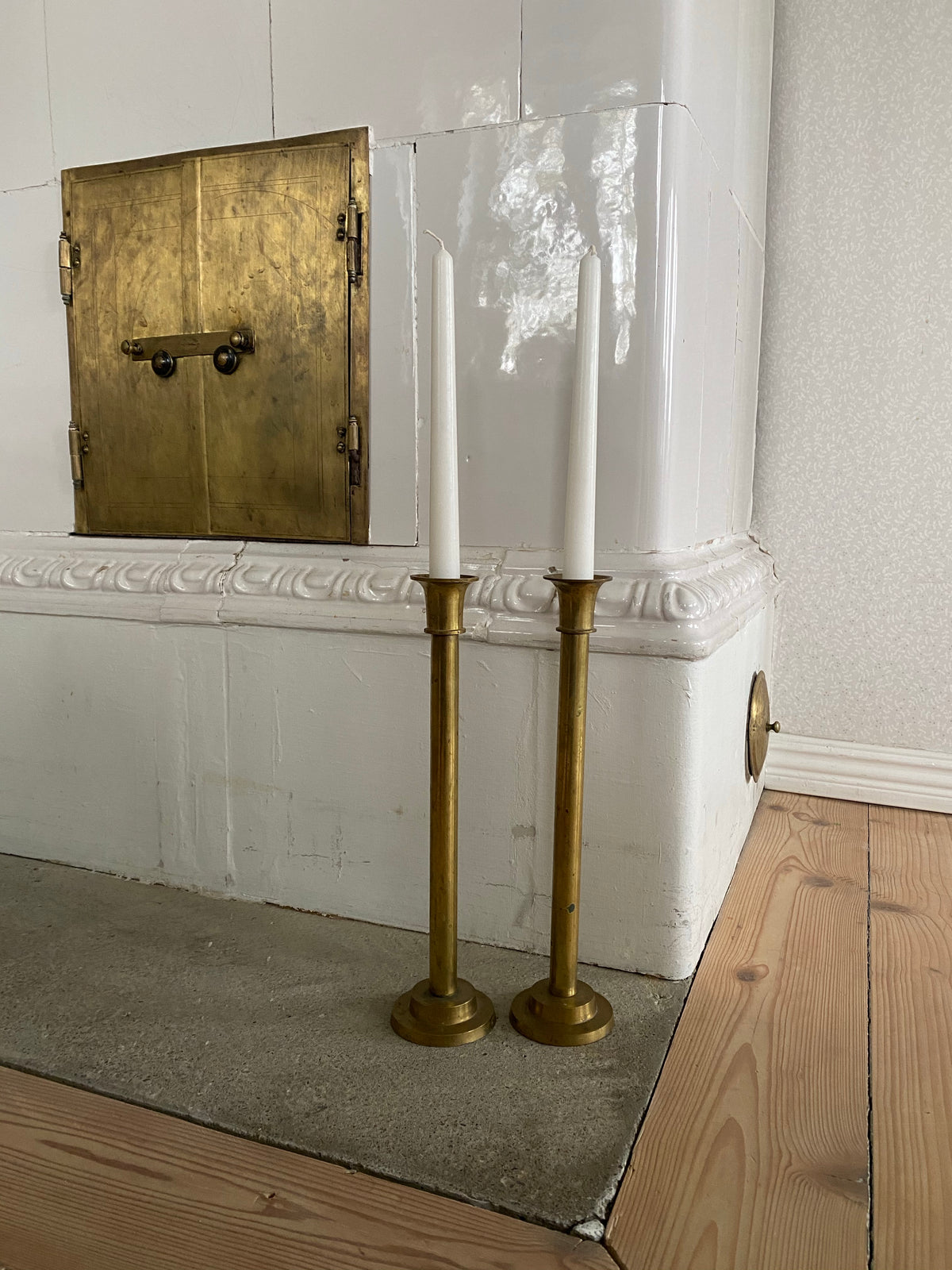 2st höga mässingsljusstakar