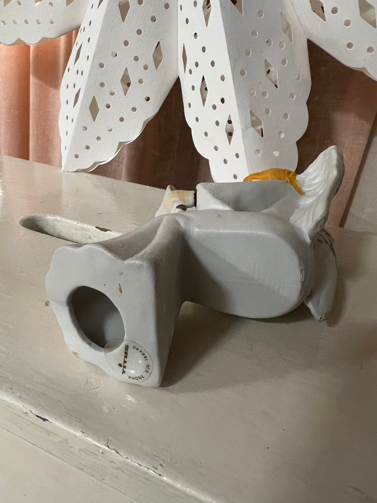 Sittande ängel i porslin