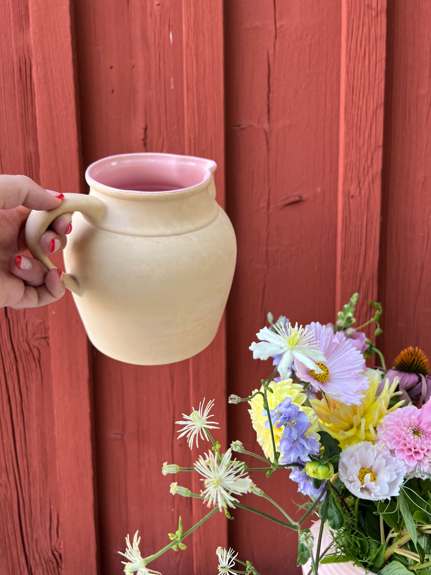 Kanna i beige keramik med rosa insida