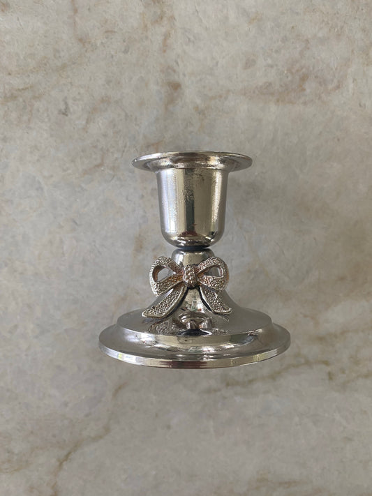 Ljusstake i silver med rosett