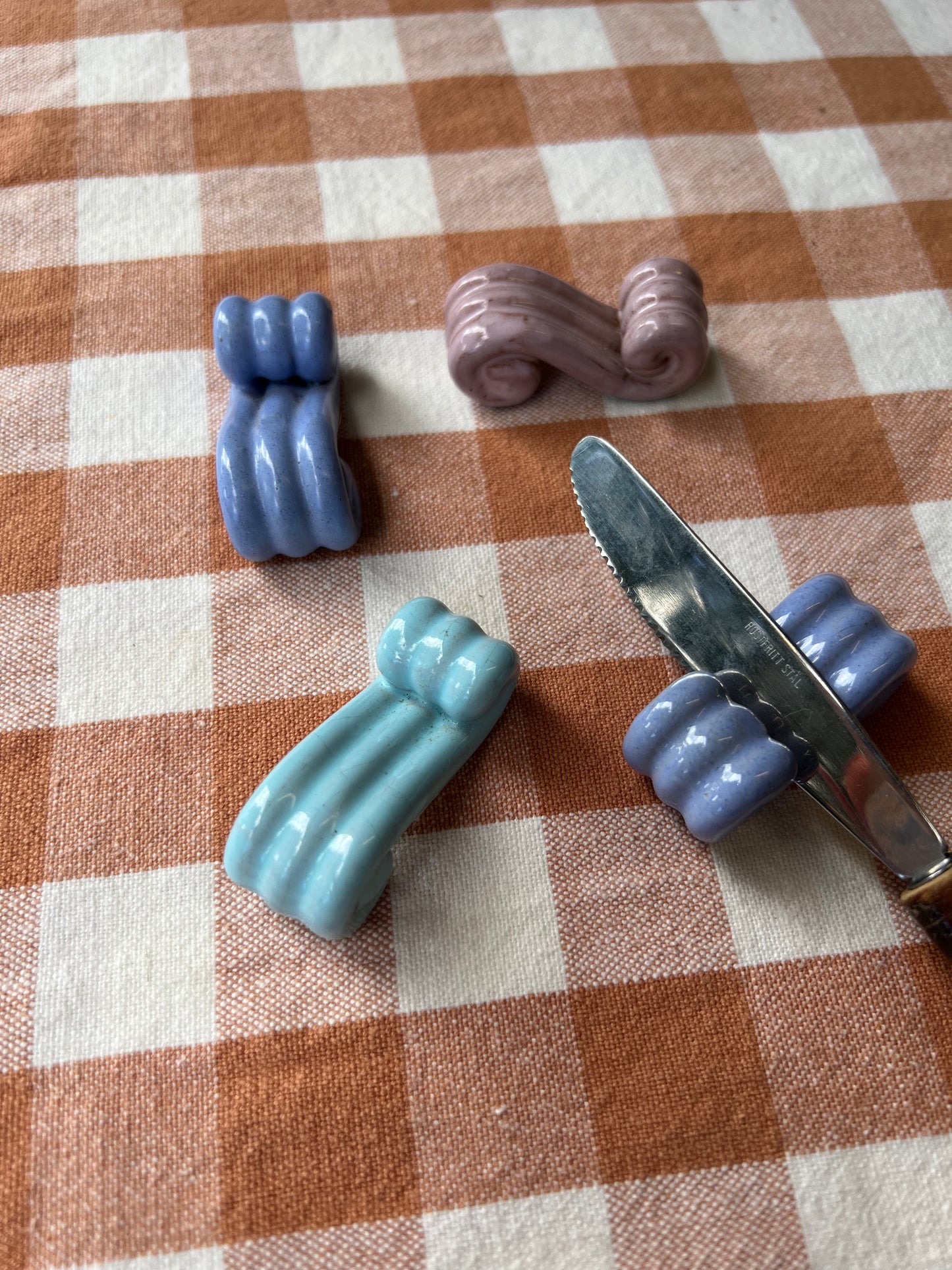 4 st knivlägg i porslin och pastell