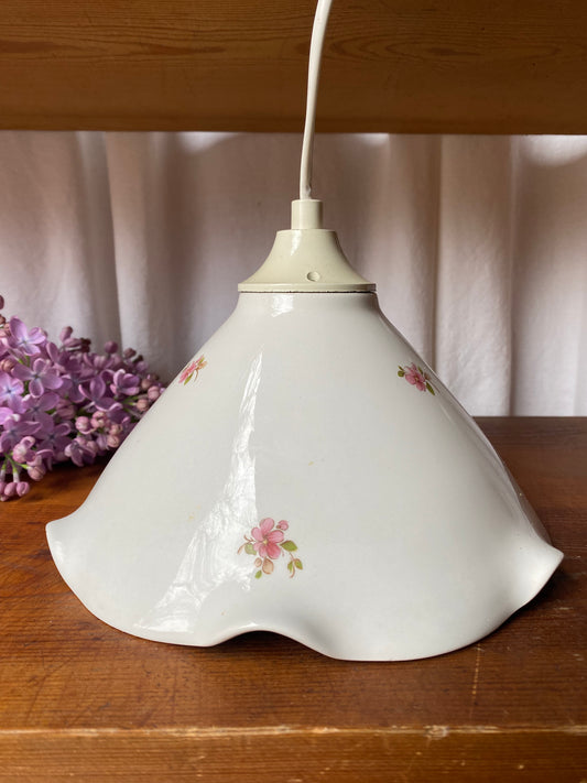 Porslinslampa med volang och blommor