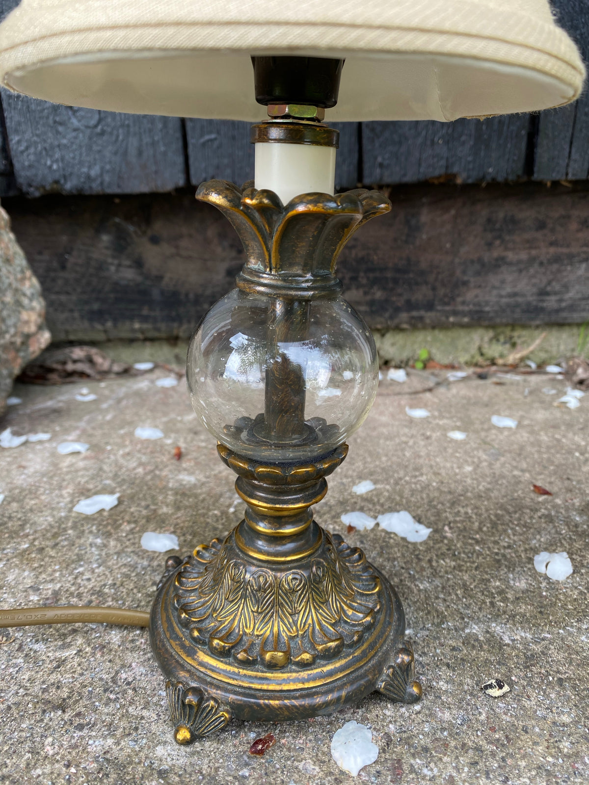 Vacker bordslampa i mässing och glas