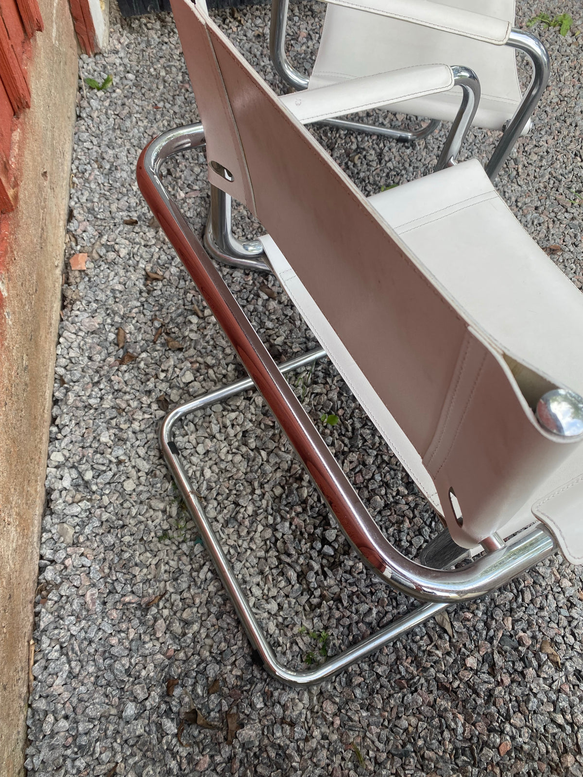 Vita stolar i skinn i Bauhaus-stil