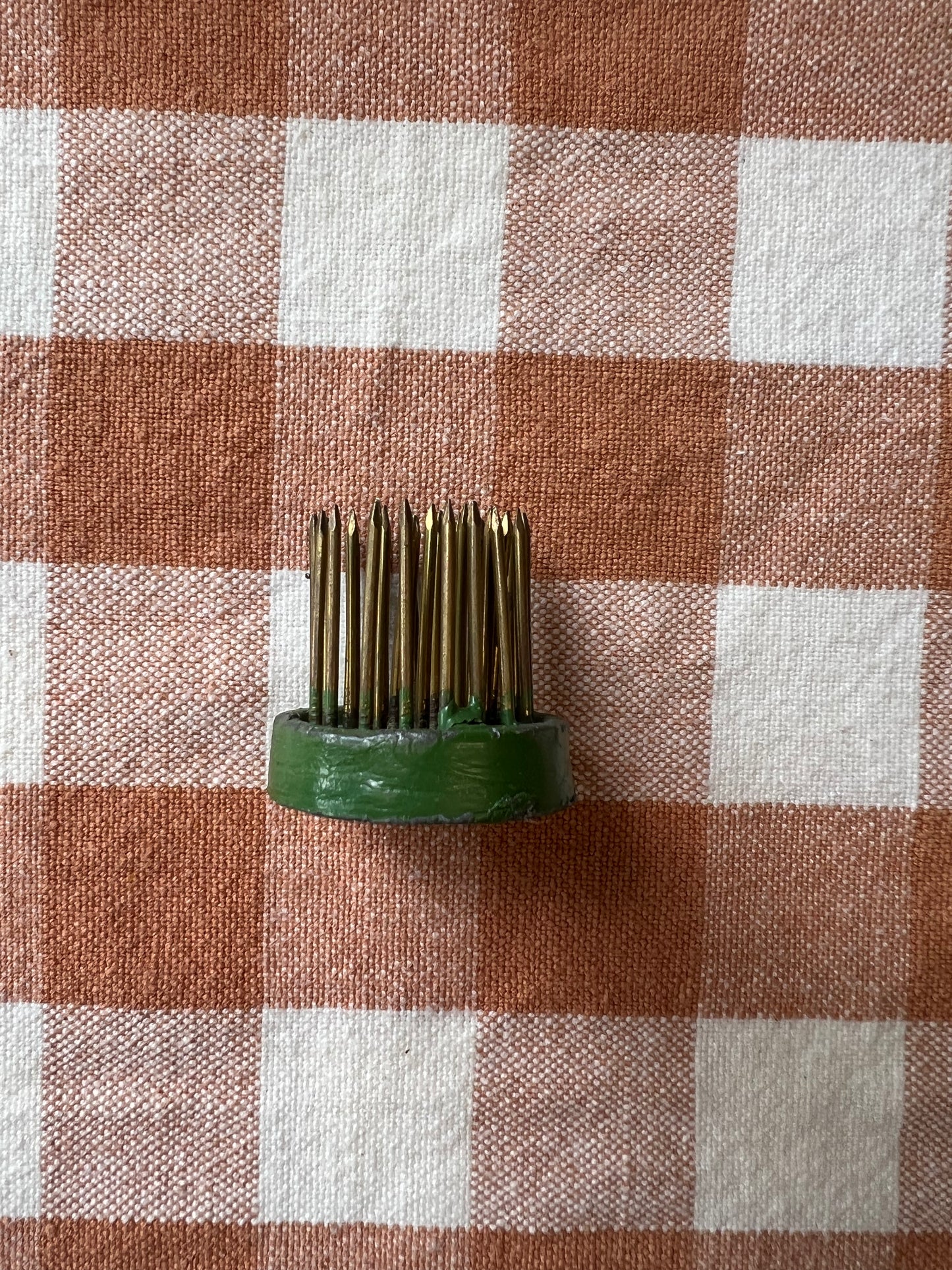Mindre blomsterfakir i grönt och guld