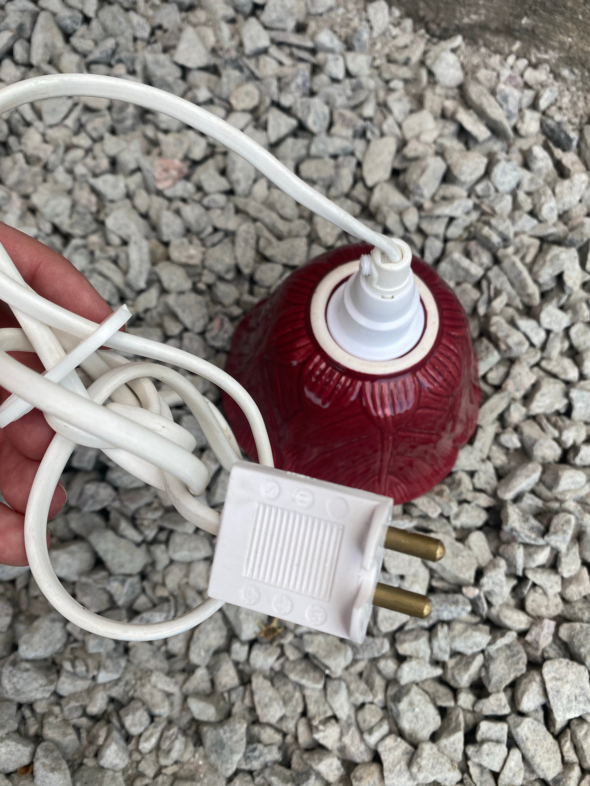 Vinröd fönsterlampa i porslin med bladmönster