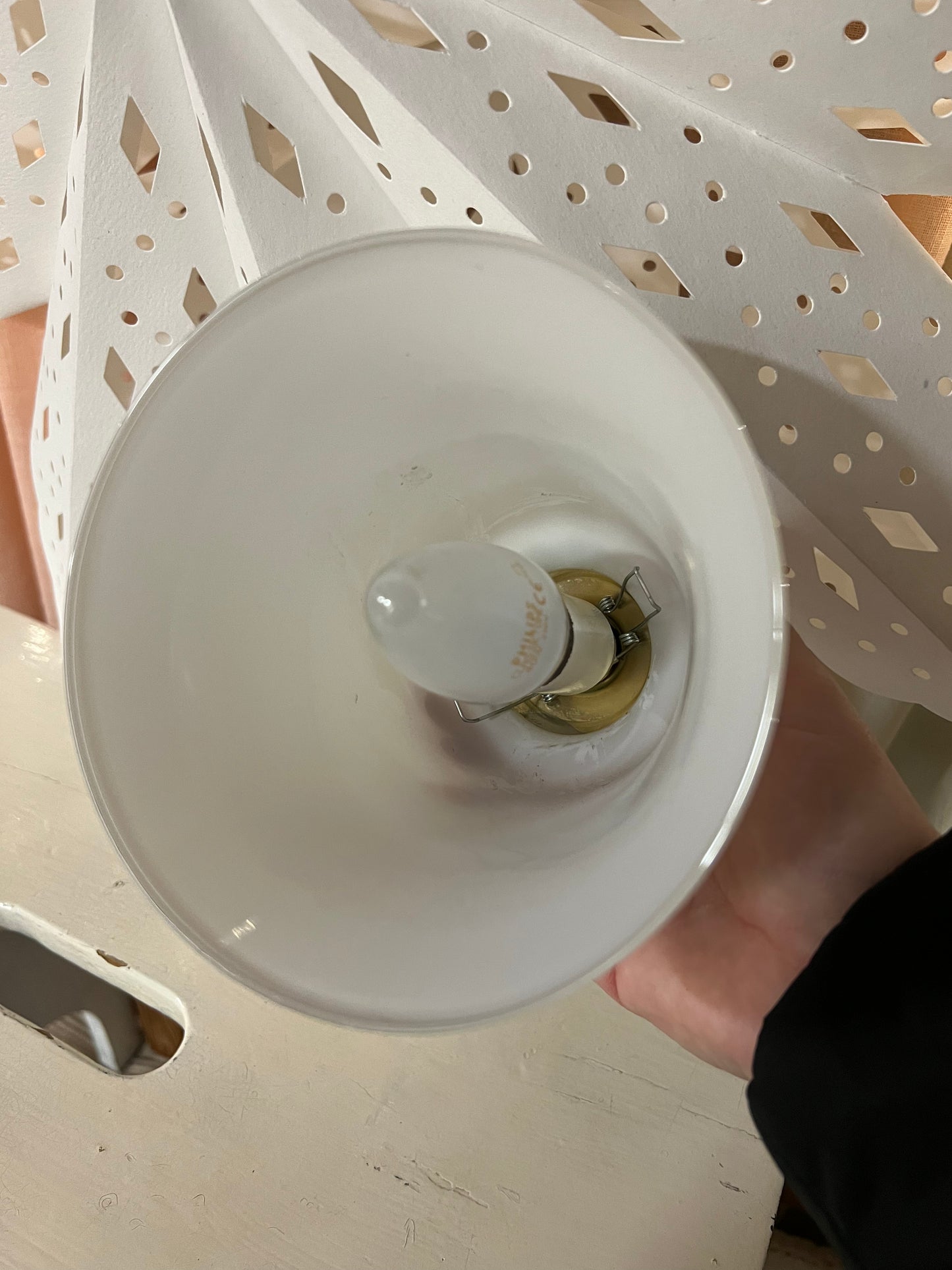 Vit lampa i porslin med mässingdetalj
