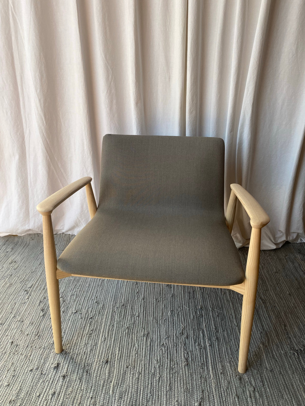 Fåtölj i grått tyg och ljust trä - Pedrali italiensk design