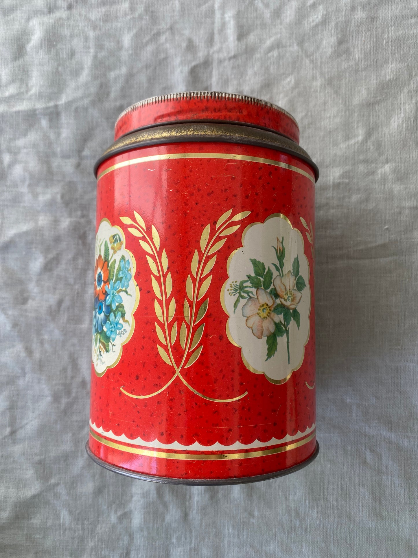 Plåtburk - Kärnkaffe röd med blommor