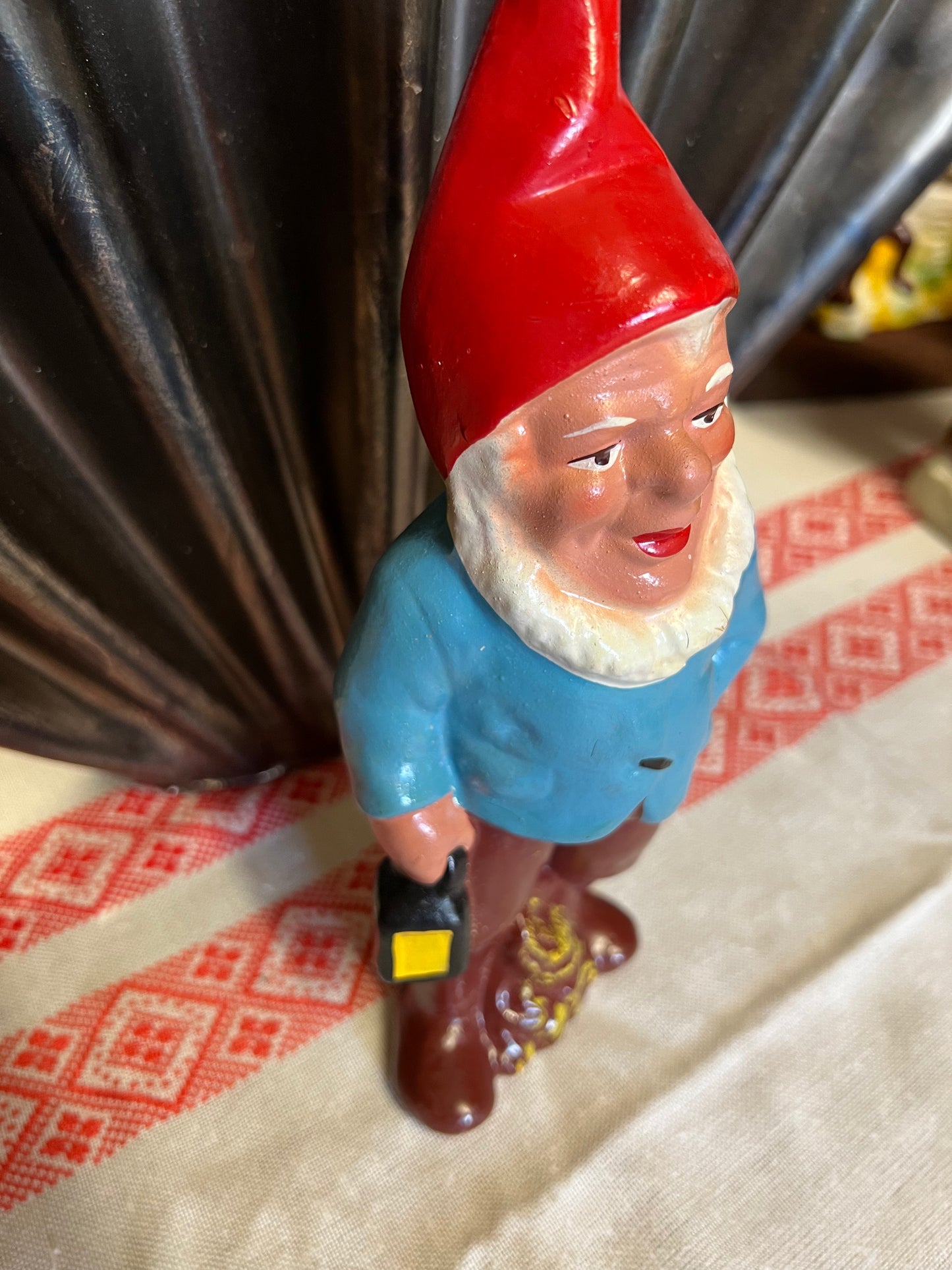 Äldre tomte med lykta i toppskick