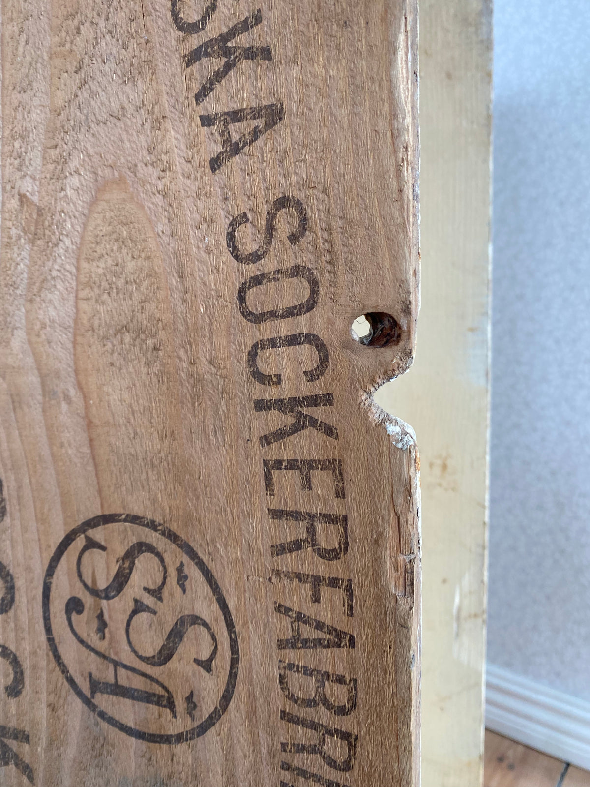SOCKERLÅDA DELVIS MÅLAD
