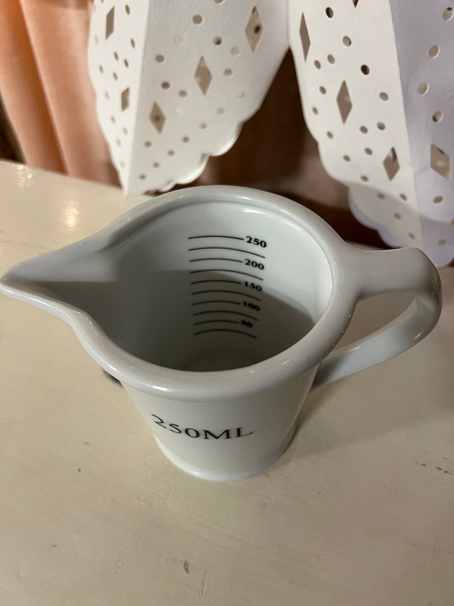 Måttkanna i porslin 250 ML