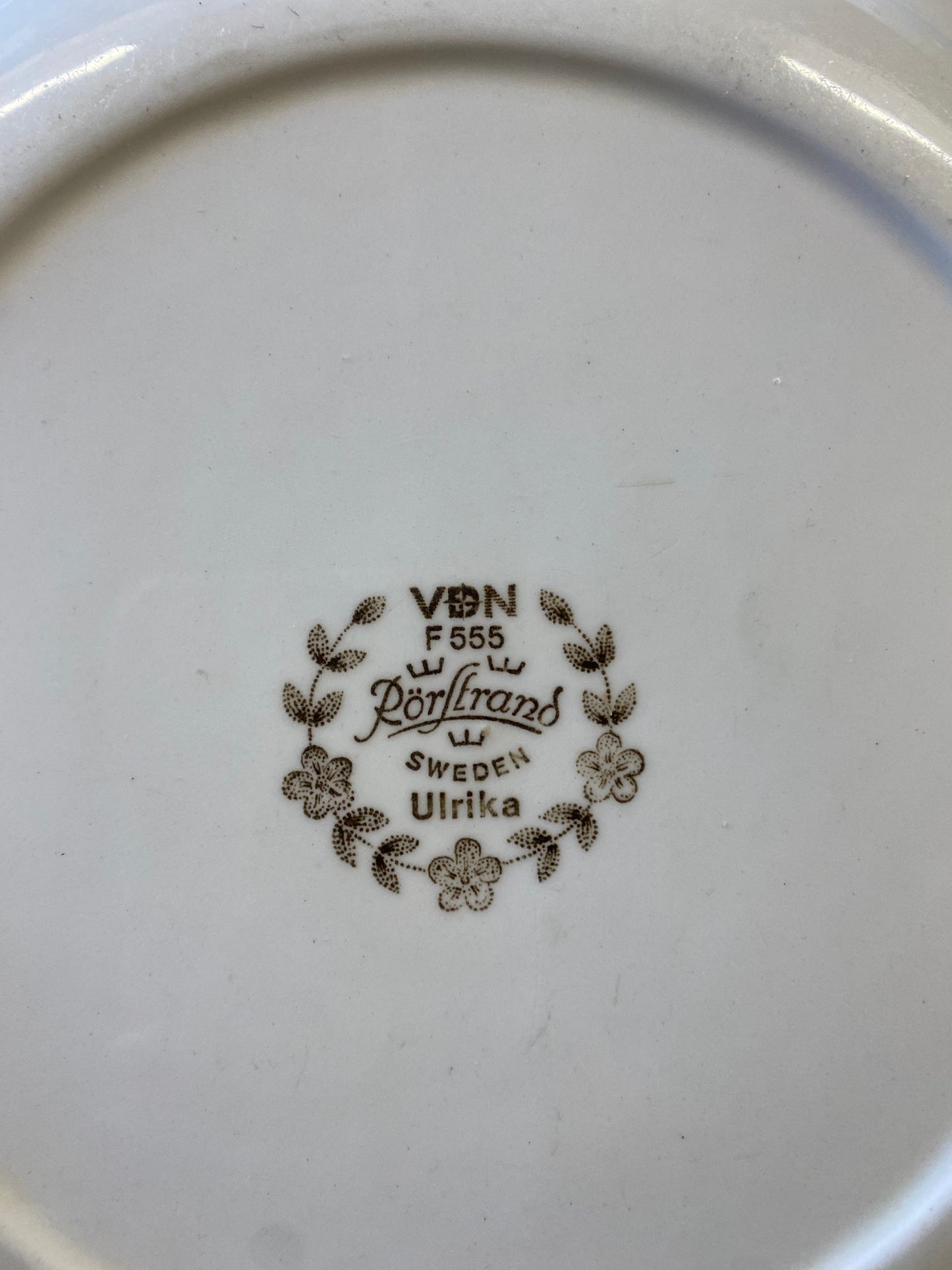 Brun/vit tallrik - RÖRSTRAND ULRIKA