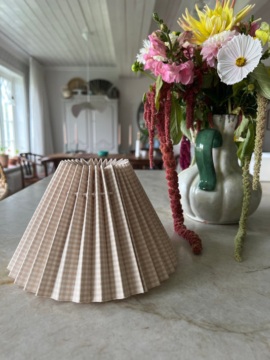 Lampskärm i vit och beige rutigt