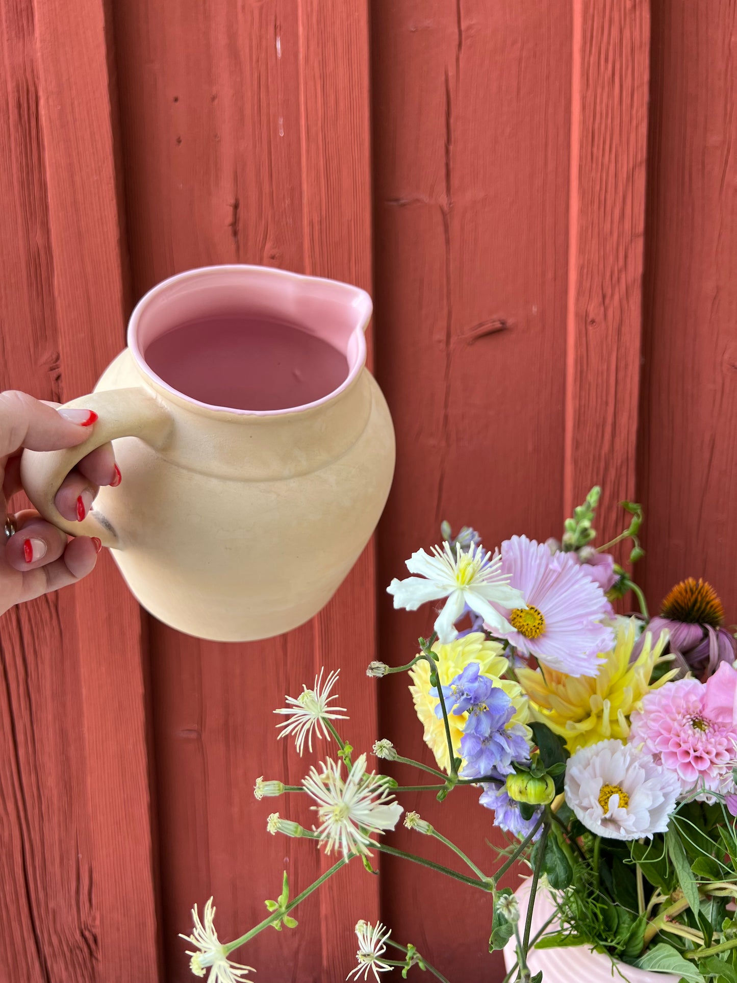 Kanna i beige keramik med rosa insida