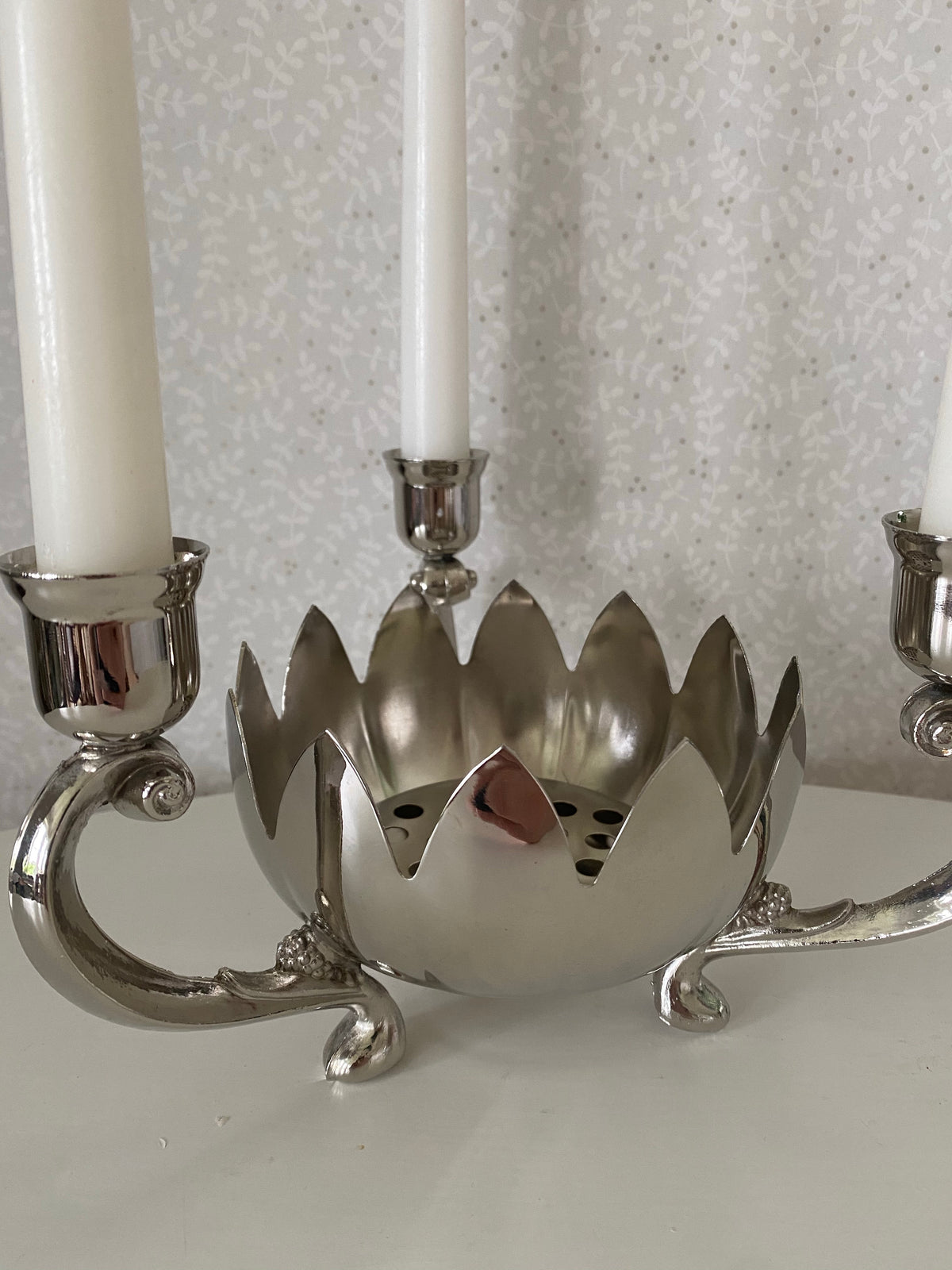 Näckrosformad trearmad ljusstake med blomsterfakir/kruka