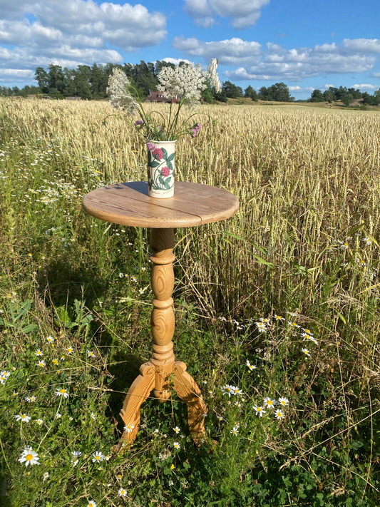 Trärent pelarbord