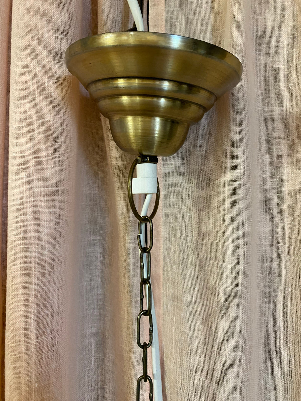 Stor taklampa i glas med vacker form