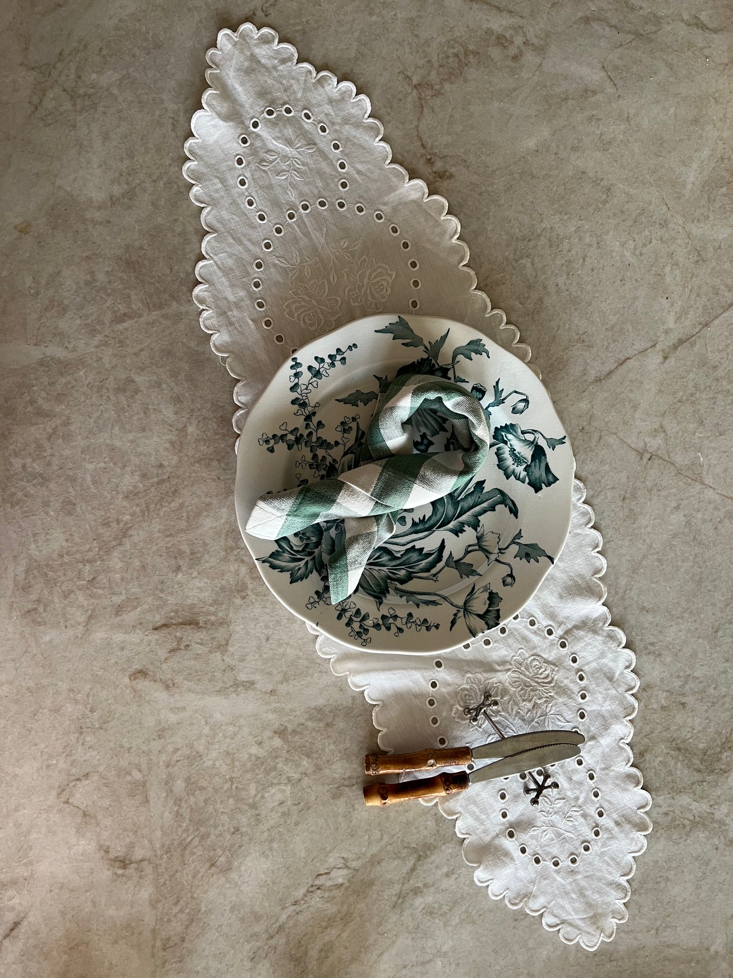 Broderad vit duk