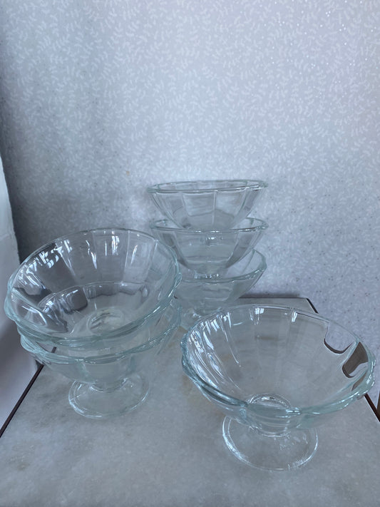 Vågade glasskålar i klarglas