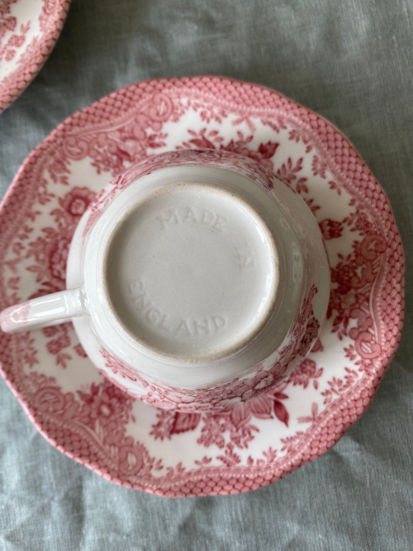 Paret kaffekoppar i rött engelskt porslin