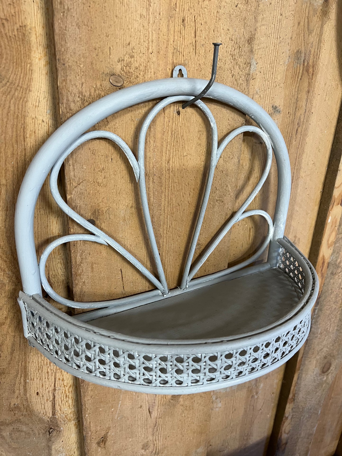 Vägghylla i gråmålad korg