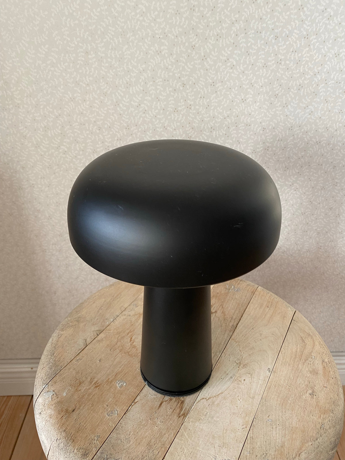 Svart svampformad bordslampa