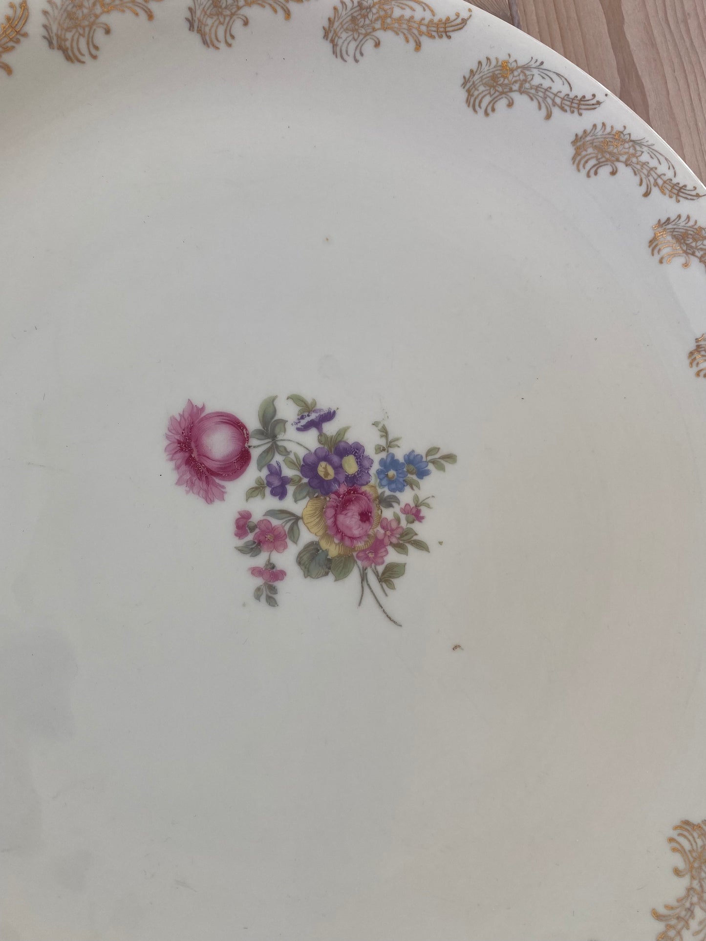 Stort, runt uppläggningsfat i blommigt