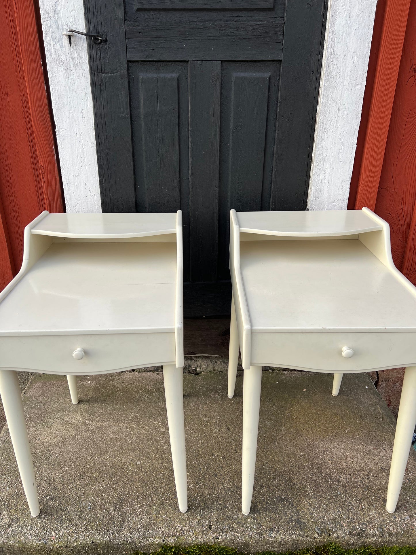 Paret sängbord i vitt