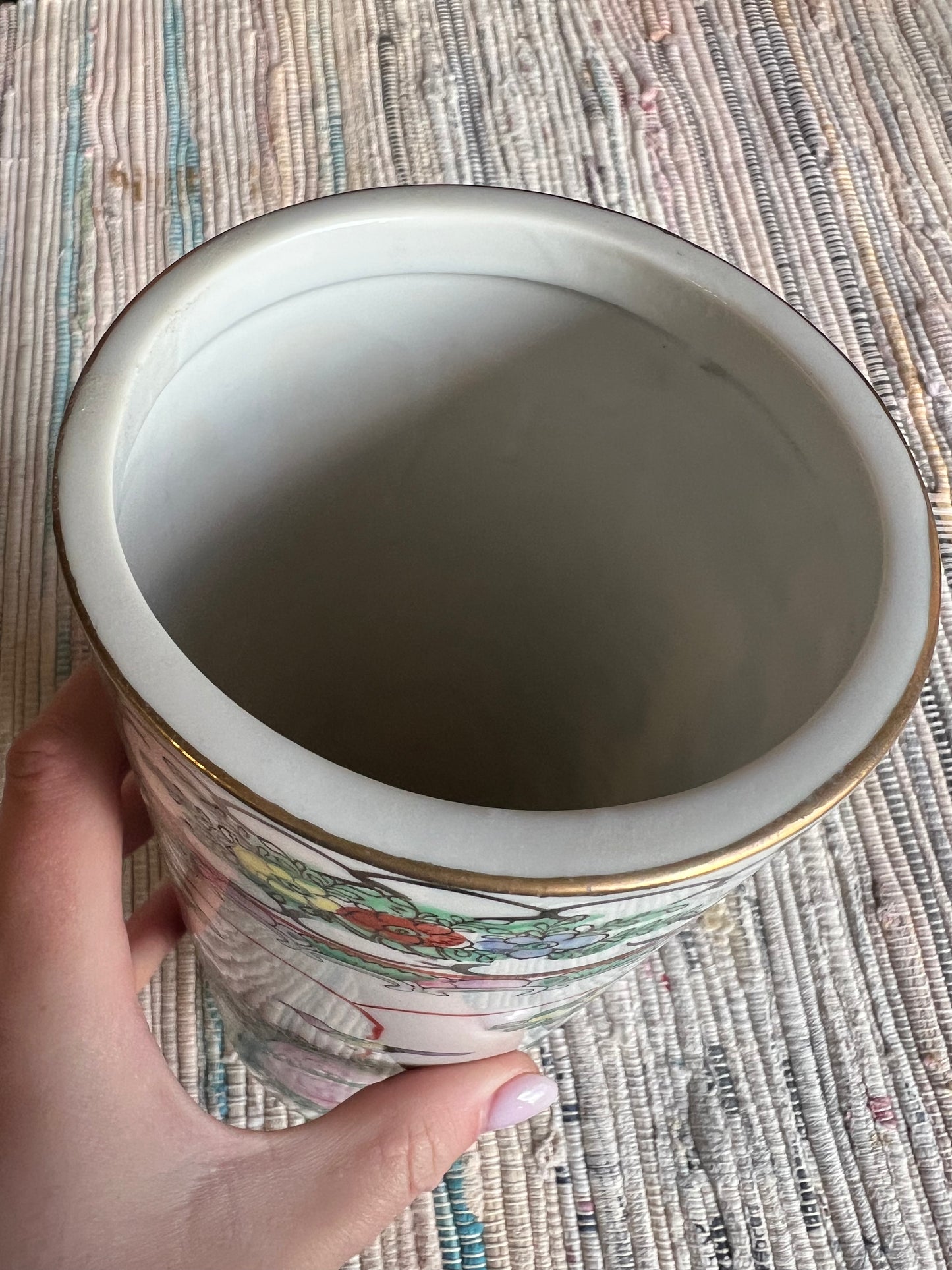 Hög vas med vackert mönster