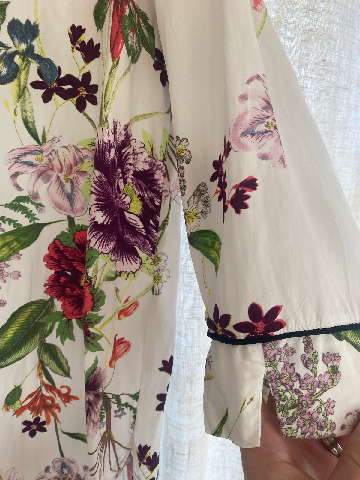 Blommig lite längre skjortblus