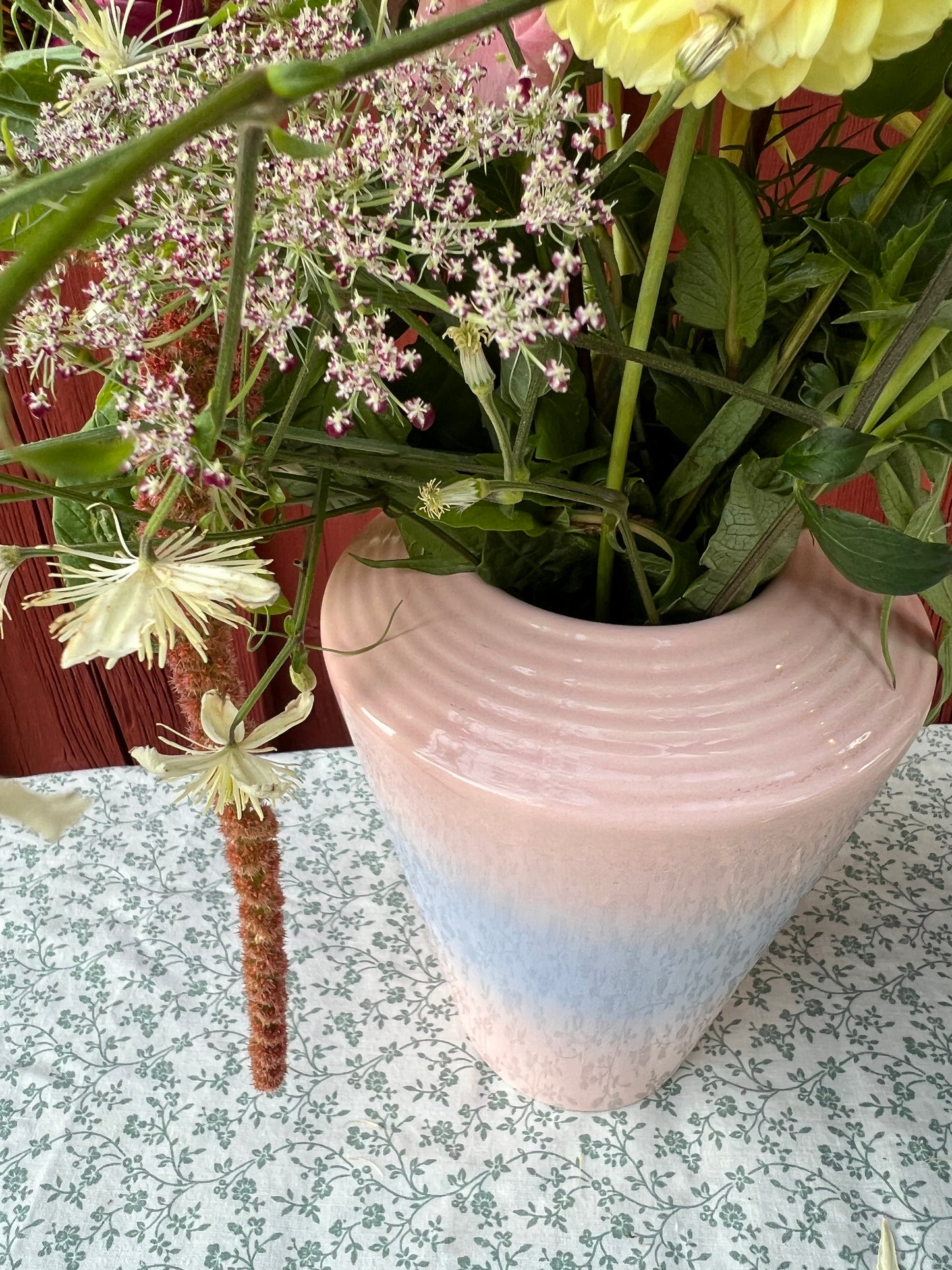 Vacker porslinsvas i rosa och blått