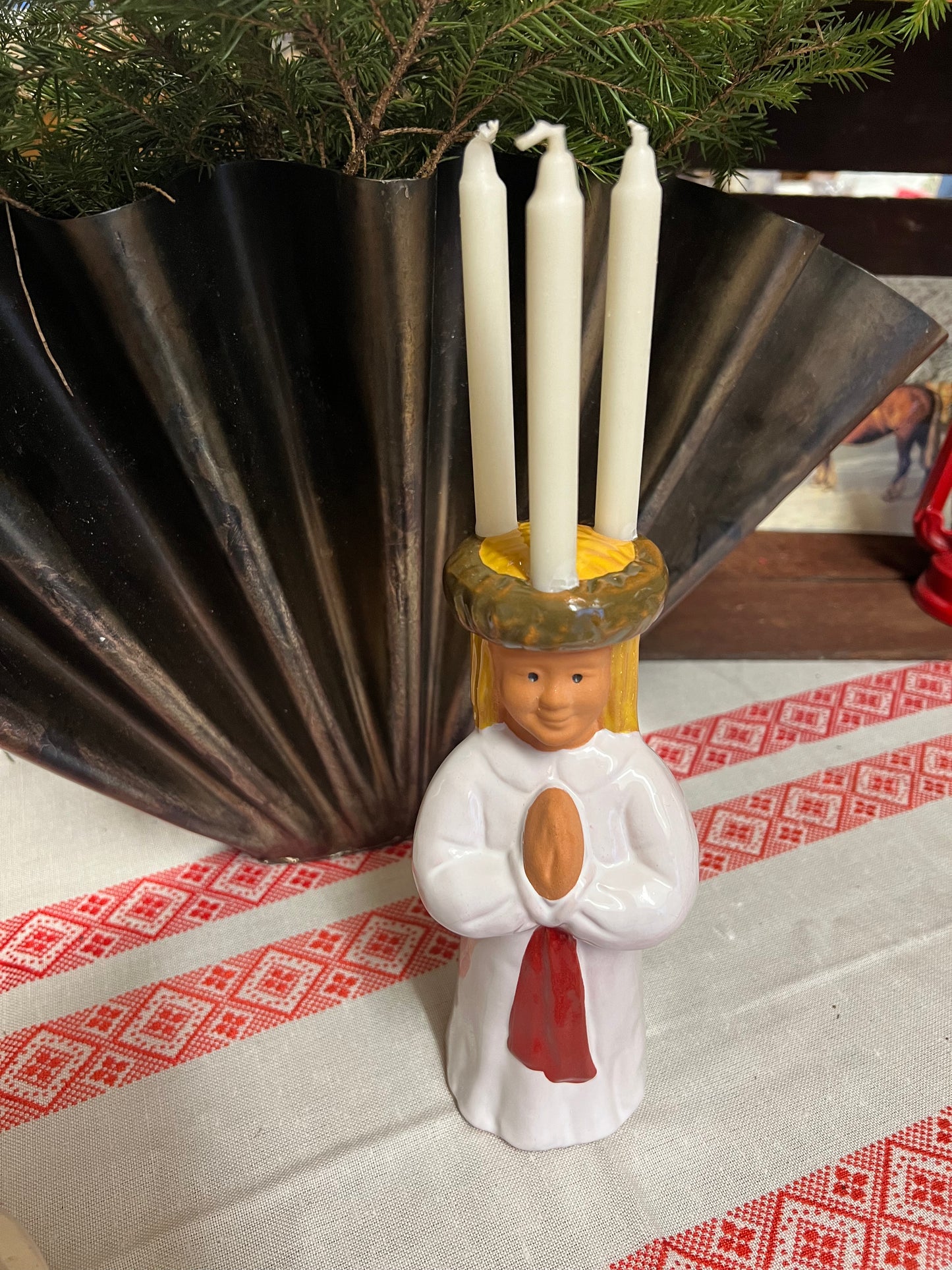 Lucia med krona för julgransljus i porslin