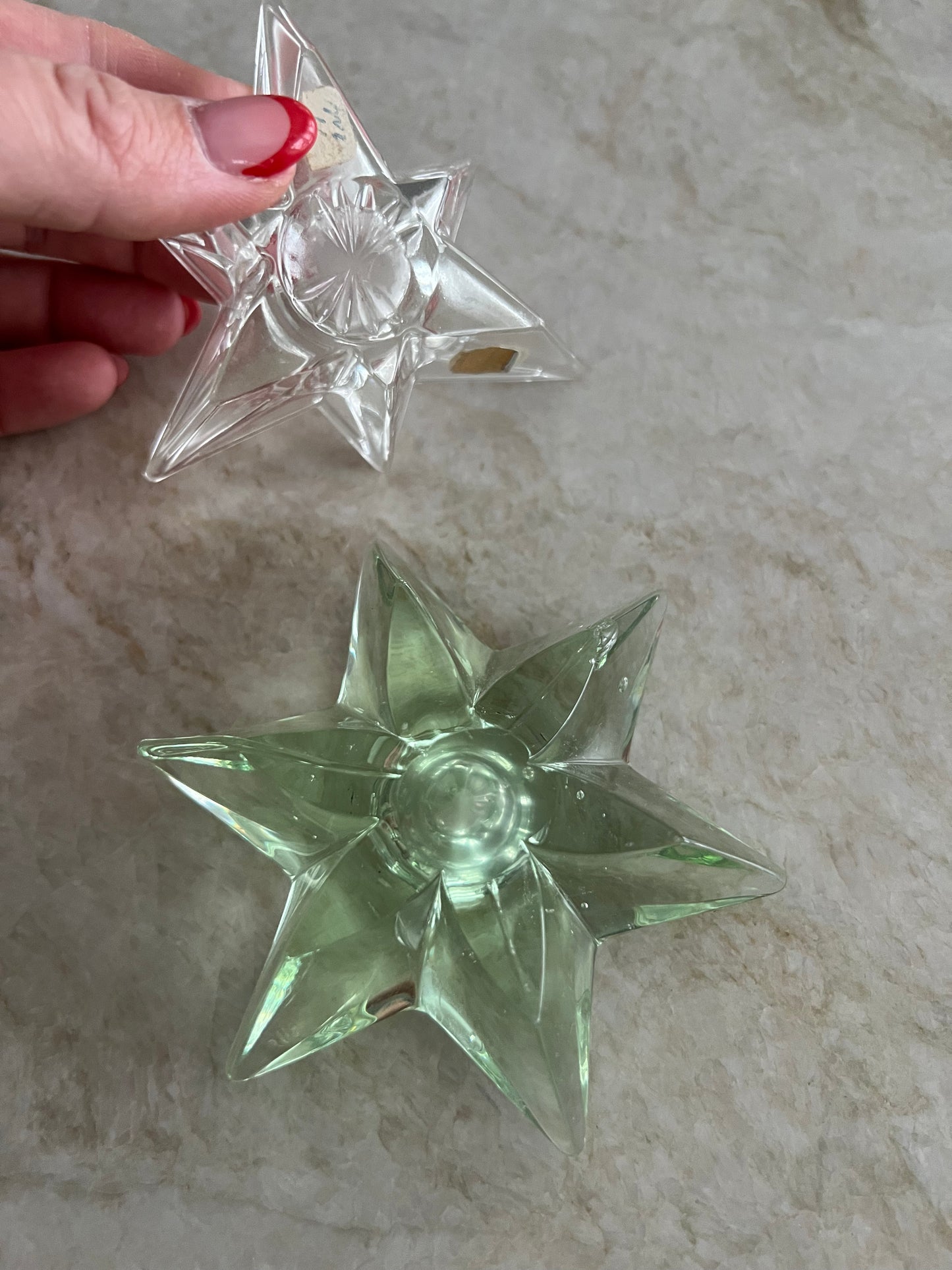 Två ljushållare i form av stjärnor i glas