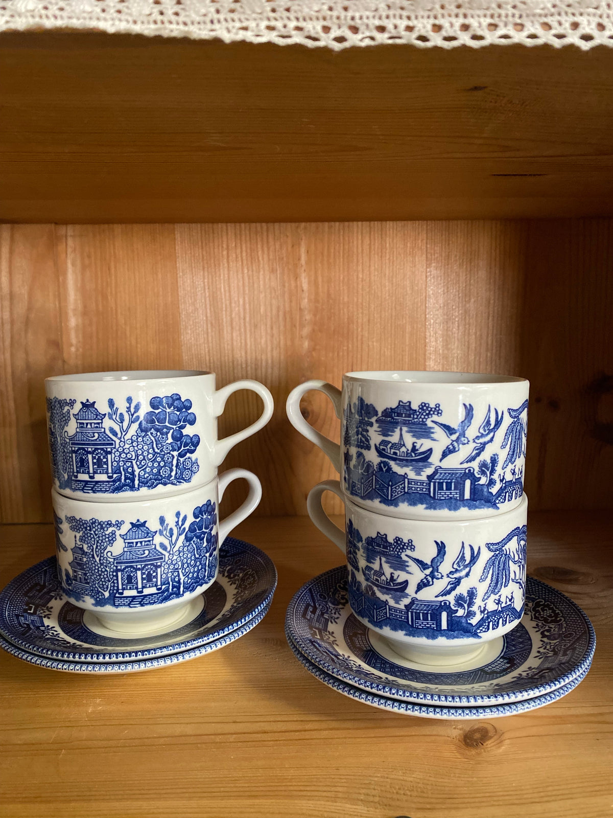 Fyra kaffekoppar med fat - Churchill England